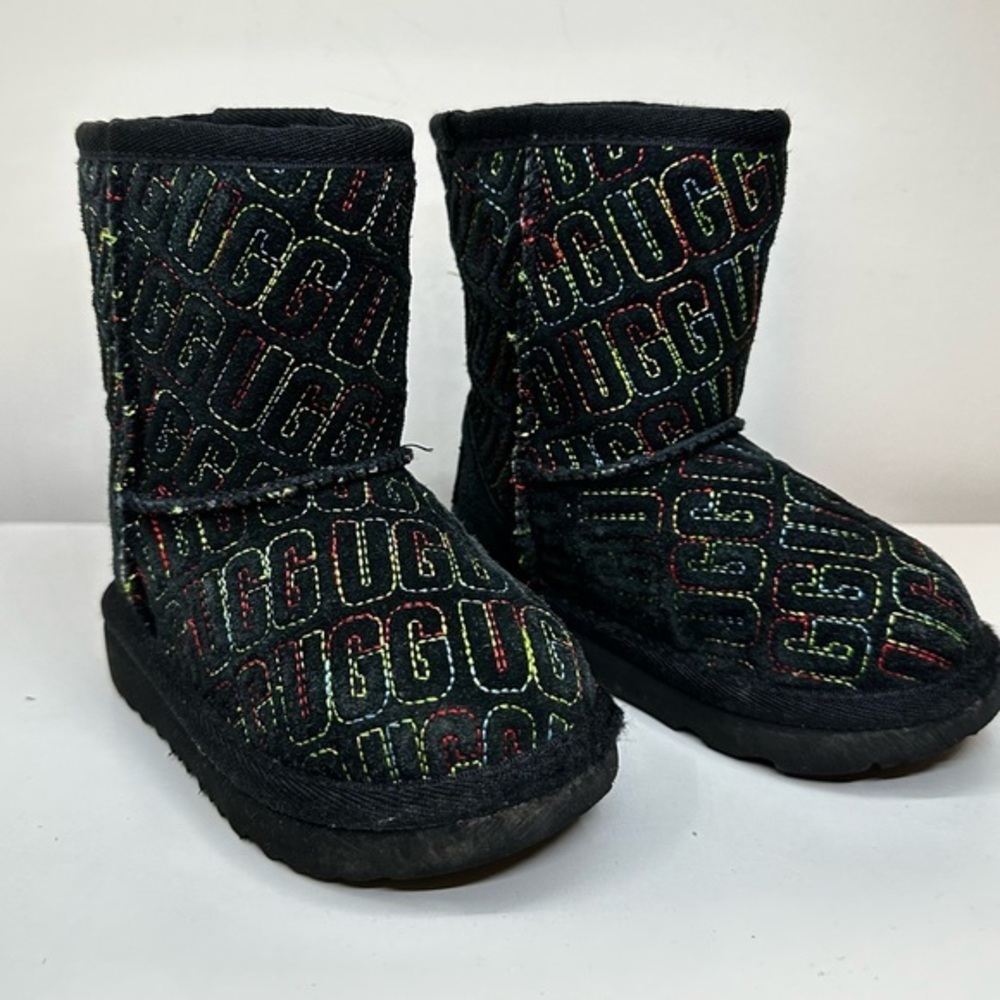 UGG Kids (Toddler) Classic II Graphic Stitch Boots – Black Multi (Size 5T)